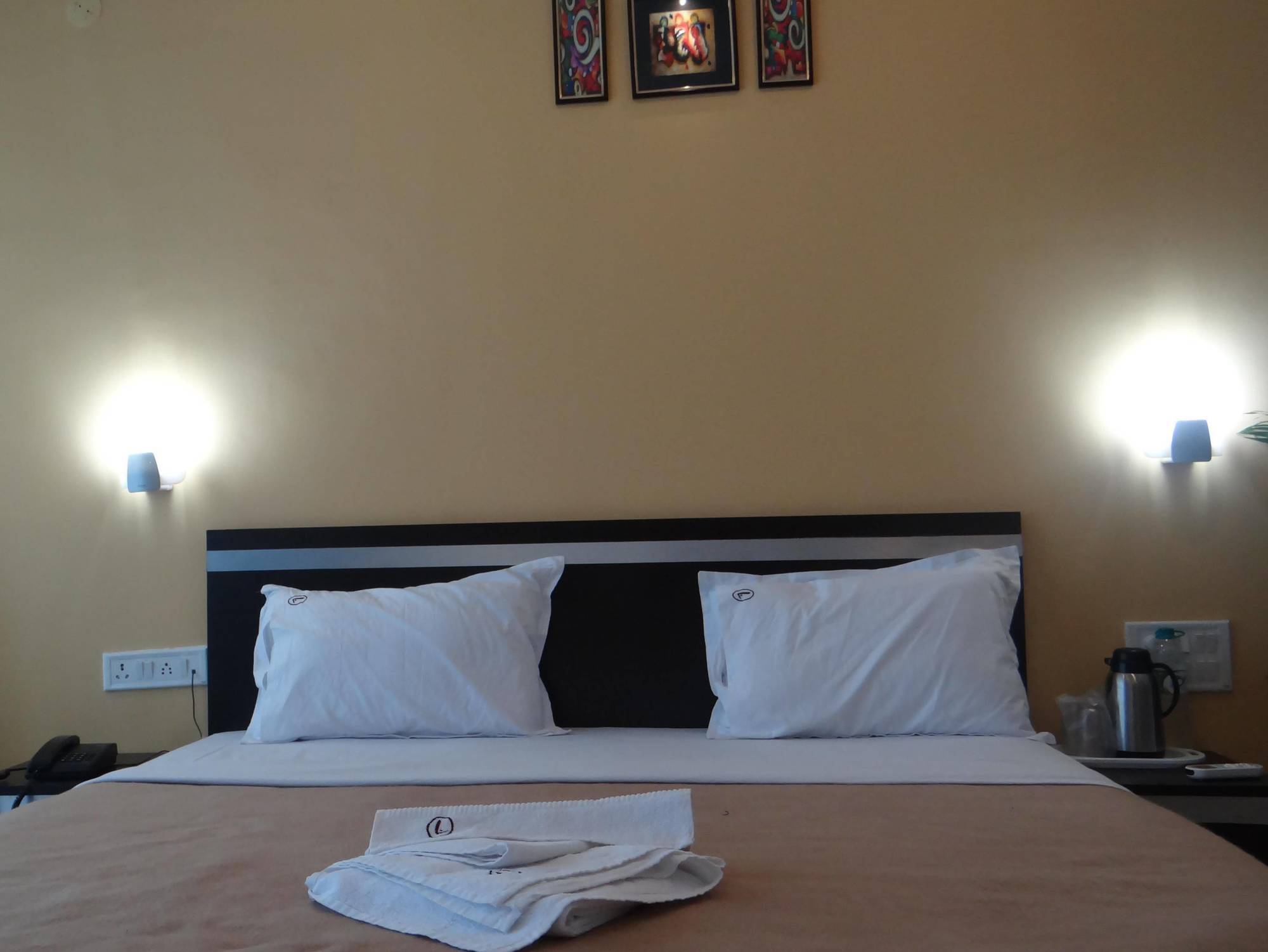 Linear Inn Индаур Экстерьер фото